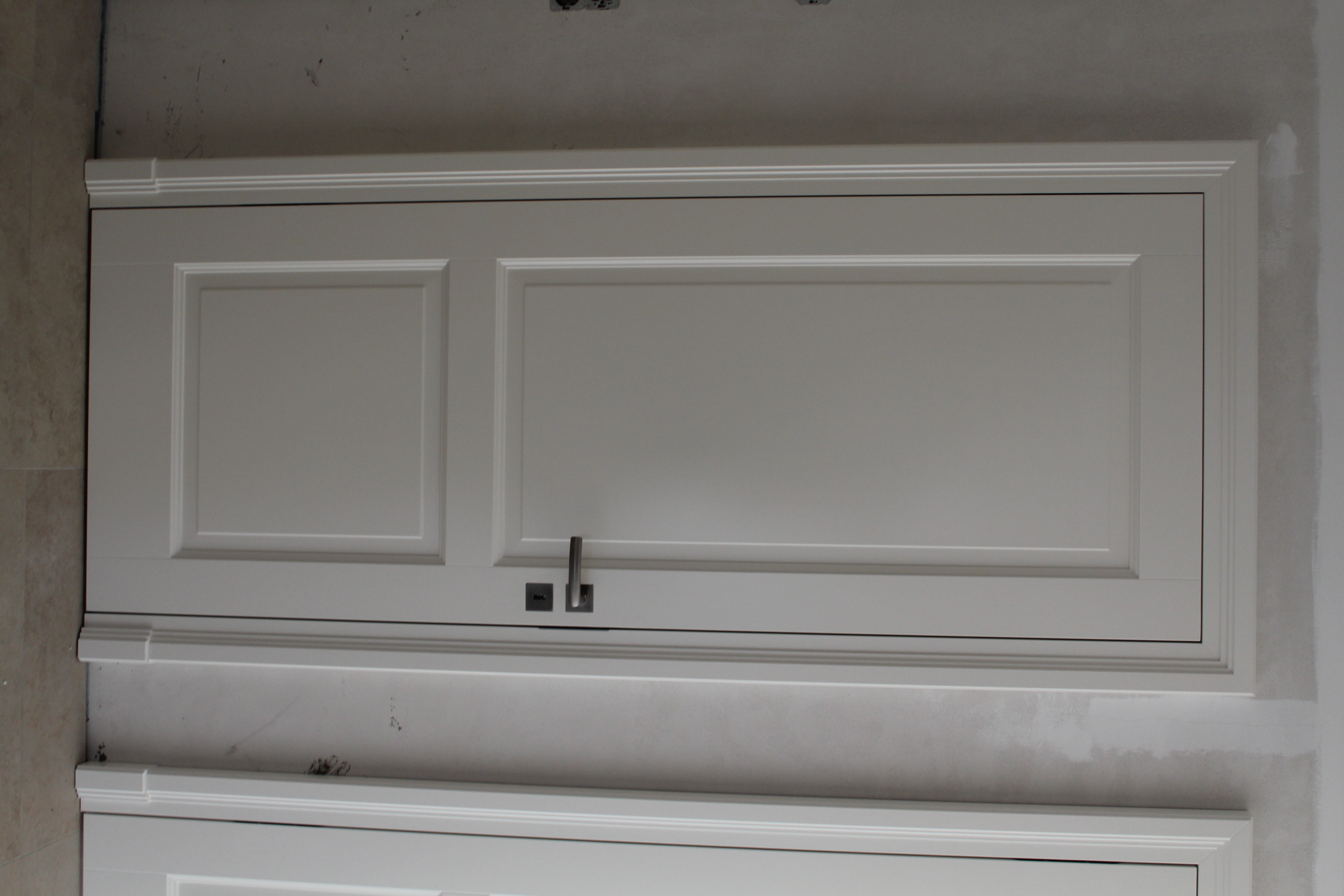 Weißlack Stiltür auf Rahmen gearbeitet und stumpfeinschlagend.